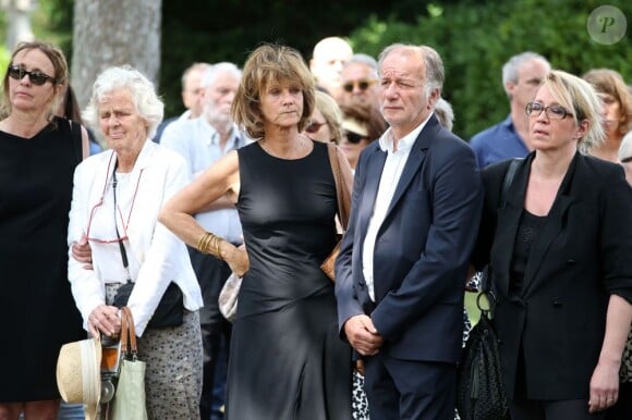 Exclusif - Valérie Grall (soeur du défunt), sa compagne Valérie Champetier de Ribes et son ex-femme Frédérique Noiret lors des obsèques du réalisateur Sébastien Grall au cimetière parisien de Bagneux le 17 juillet 2013