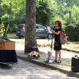 Exclusif - Fabienne Servan-Schreiber lors des obsèques du réalisateur Sébastien Grall au cimetière parisien de Bagneux le 17 juillet 2013