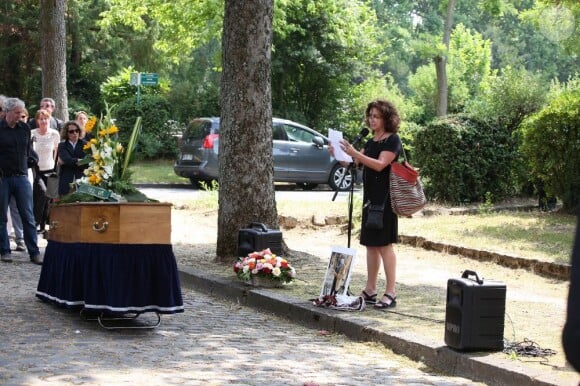 Exclusif - Fabienne Servan-Schreiber lors des obsèques du réalisateur Sébastien Grall au cimetière parisien de Bagneux le 17 juillet 2013