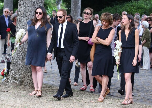 Exclusif - La famille du défunt lors des obsèques du réalisateur Sébastien Grall au cimetière parisien de Bagneux le 17 juillet 2013