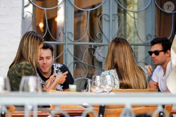 Avant de se rendre à la soirée Always, Alessandra Ambrosio s'est rendue dans un restaurant de Sao Paulo pour voir ses amis. Le 17 juillet 2013