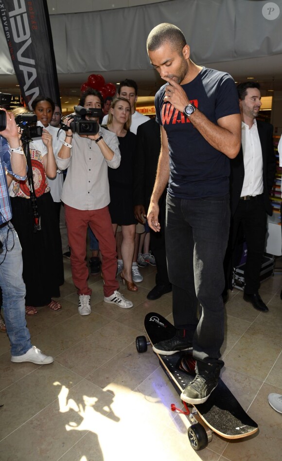 Tony Parker et José Garcia présentaient les nouveaux skateboard électriques Maverix au centre commercial Les Quatre Temps à La Défense le 17 juillet 2013 en compagnie de Marie-Claire Restoux, Olivier Girault, Manu Taub, Antoine Albeau, Serge Betsen et Julien Taub