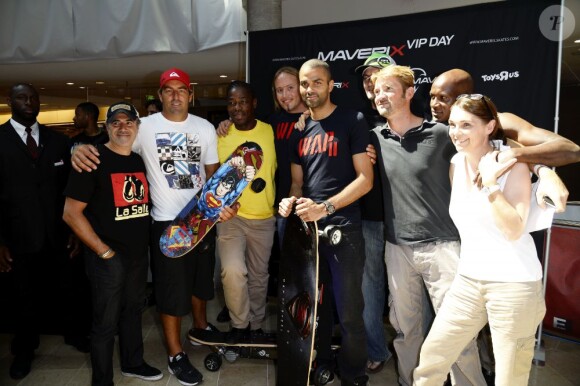 Tony Parker et José Garcia présentaient les nouveaux skateboard électriques Maverix au centre commercial Les Quatre Temps à La Défense le 17 juillet 2013 en compagnie de Marie-Claire Restoux, Olivier Girault, Manu Taub, Antoine Albeau, Serge Betsen et Julien Taub