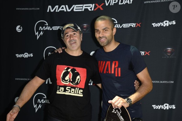 Tony Parker et José Garcia présentaient les nouveaux skateboard électriques Maverix au centre commercial Les Quatre Temps à La Défense le 17 juillet 2013 en compagnie de Marie-Claire Restoux, Olivier Girault, Manu Taub, Antoine Albeau, Serge Betsen et Julien Taub