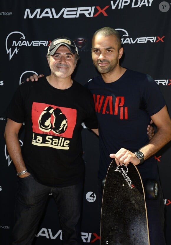 Tony Parker et José Garcia présentaient les nouveaux skateboard électriques Maverix au centre commercial Les Quatre Temps à La Défense le 17 juillet 2013