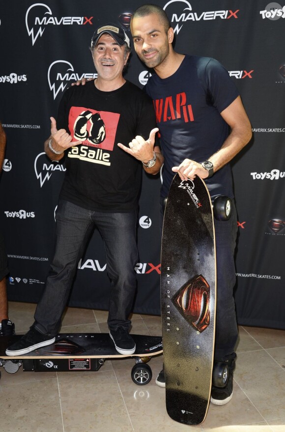 Tony Parker et José Garcia, complices lors de la présentation des nouveaux skateboard électriques Maverix au centre commercial Les Quatre Temps à La Défense le 17 juillet 2013