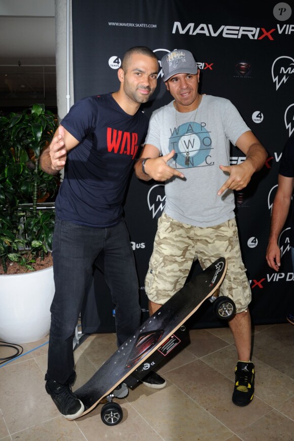 Cut Killer et Tony Parker présentaient les nouveaux skateboard électriques Maverix au centre commercial Les Quatre Temps à La Défense le 17 juillet 2013