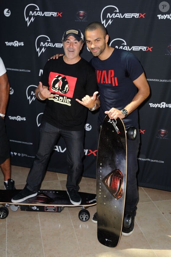 Tony Parker et José Garcia présentaient les nouveaux skateboard électriques Maverix au centre commercial Les Quatre Temps à La Défense le 17 juillet 2013 en compagnie de Marie-Claire Restoux, Olivier Girault, Manu Taub, Antoine Albeau, Serge Betsen et Julien Taub