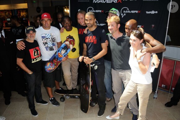 Tony Parker et José Garcia présentaient les nouveaux skateboard électriques Maverix au centre commercial Les Quatre Temps à La Défense le 17 juillet 2013 en compagnie de Marie-Claire Restoux, Olivier Girault, Manu Taub, Antoine Albeau, Serge Betsen et Julien Taub