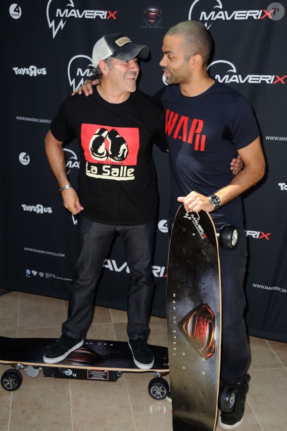 Tony Parker et José Garcia présentaient les nouveaux skateboard électriques Maverix au centre commercial Les Quatre Temps à La Défense le 17 juillet 2013 en compagnie de Marie-Claire Restoux, Olivier Girault, Manu Taub, Antoine Albeau, Serge Betsen et Julien Taub