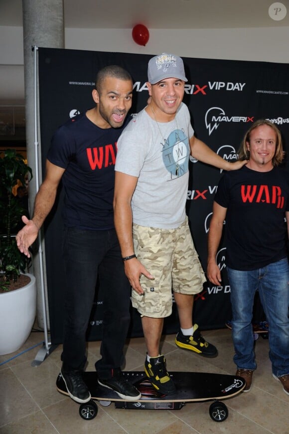 Cut Killer et Tony Parker présentaient les nouveaux skateboard électriques Maverix au centre commercial Les Quatre Temps à La Défense le 17 juillet 2013