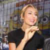 Stacy Keibler est apparue particulièrement souriante alors qu'elle signaot des autographes à son arrivée à l'émission Good Morning America à New York le 17 juillet 2013.