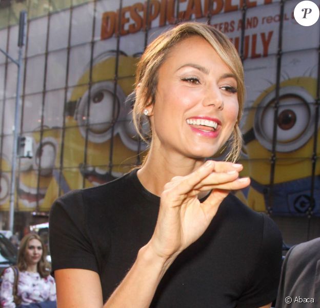 Stacy Keibler est apparue particulièrement souriante alors qu'elle signaot des autographes à son arrivée à l'émission Good Morning America à New York le 17 juillet 2013.