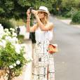 Stacy Keibler prenait des photos de fleurs avec son iPhone 5 alors qu'elle se baladait dans les rues de Los Angeles, le 15 juillet 2013.