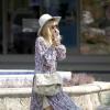 Rachel Zoe dans son traditionnel look hippie chic se promène à Los Angeles armée d'accessoires d'été comme un sac beige Chanel ou un chapeau pour la protéger du soleil