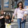 Jennifer Garner de sortie shopping avec ses enfants Samuel, Violet et Seraphina à Santa Monica le 19 juillet 2013.