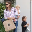 Jennifer Garner de sortie shopping avec ses enfants Samuel, Violet et Seraphina à Santa Monica le 19 juillet 2013.