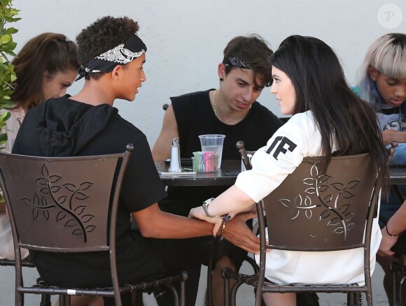Exclusif - Jaden Smith avec sa petite amie Kylie Jenner et sa soeur Willow café Urth Caffe à West Hollywood, le 17 juillet.