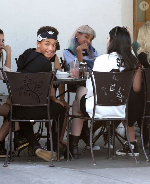 Exclusif - Jaden Smith dans un café de West Hollywood, avec sa petite amie Kylie Jenner et sa soeur Willow, le 17 juillet 2013.