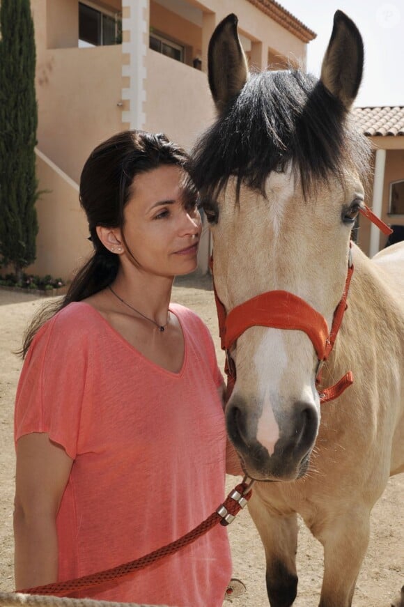 Adeline Blondieau, à Beaurecueil, pendant le tournage du docu-réalité "Le cheval, c'est trop génial", le 2 mai 2013. Diffusion dès le 5 août sur Gulli.
Adeline Blondieau, cavalière émérite, guidera six ados passionnés de cheval au sein d'un centre équestre près d'Aix-en-Provence pendant dix semaines. Entre entraînements équestres et autres activités, les enfants et Adeline Blondieau ne se sont pas ennuyés.