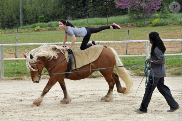 Adeline Blondieau agile, à Beaurecueil, pendant le tournage du docu-réalité "Le cheval, c'est trop génial", le 2 mai 2013. Diffusion dès le 5 août sur Gulli.
Adeline Blondieau, cavalière émérite, guidera six ados passionnés de cheval au sein d'un centre équestre près d'Aix-en-Provence pendant dix semaines. Entre entraînements équestres et autres activités, les enfants et Adeline Blondieau ne se sont pas ennuyés.