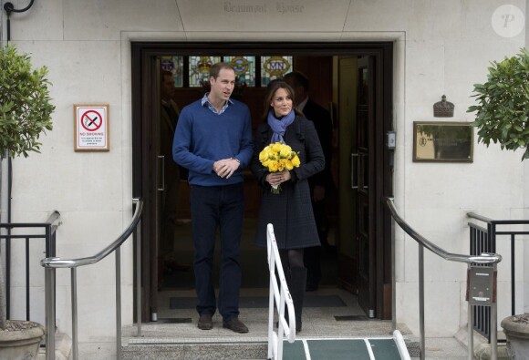 Kate Catherine Middleton, Duchesse de Cambridge enceinte et le prince William quittent l'hopital a Londres le 6 Decembre 2012. Kate a ete hospitalisee 3 jours a l'hopital King Edward VII pour des nausees.  Kate Middleton, The Duchess of Cambridge is pictured leaving The King Edward VII Hospital in London where she has spent the past 3 days being treated for acute morning sickness on December 06, 2012. Kate left the hospital on the arm of her husband Prince William.06/12/2012 - Londres