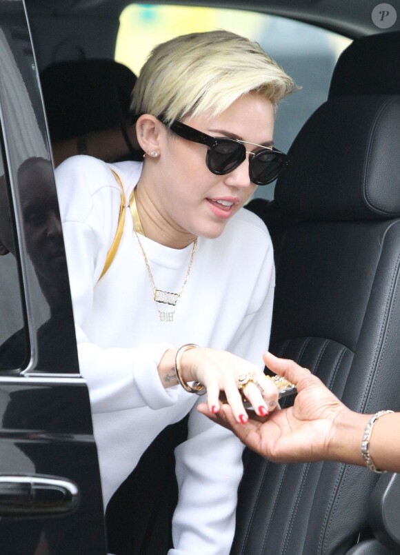 Miley Cyrus arrive à une séance photo à Londres. Le 20 juillet 2013.