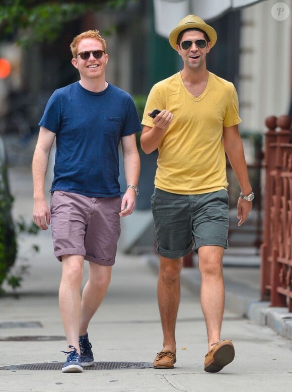 Les jeunes mariés Jesse Tyler Ferguson et Justin Mikita se baladent à New York, le 21 juillet 2013.