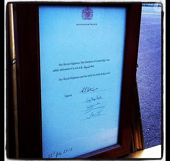 Photo du bulletin officiel de la naissance du prince de Cambridge exposé à Buckingham Palace le 22 juillet 2013, publiée sur son compte Twitter par Pippa Middleton.