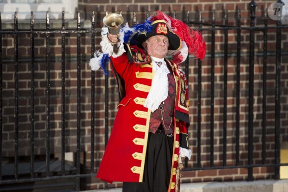 Le crieur public Tony Appleton proclamant la naissance du prince de Cambridge au soir du 22 juillet 2013 devant l'aile Lindo de l'hôpital St Mary
