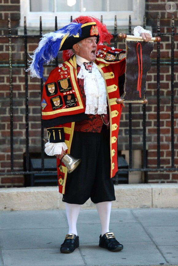 Le crieur public Tony Appleton proclamant la naissance du prince de Cambridge au soir du 22 juillet 2013 devant l'aile Lindo de l'hôpital St Mary