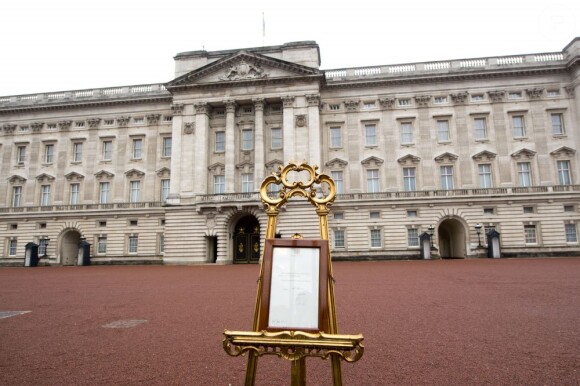 Le bulletin officiel de l'hôpital St Mary proclamant la naissance du prince de Cambridge le 22 juillet 2013, exposé à Buckingham Palace.