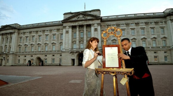 Le bulletin officiel de l'hôpital St Mary proclamant la naissance du prince de Cambridge le 22 juillet 2013, exposé à Buckingham Palace.