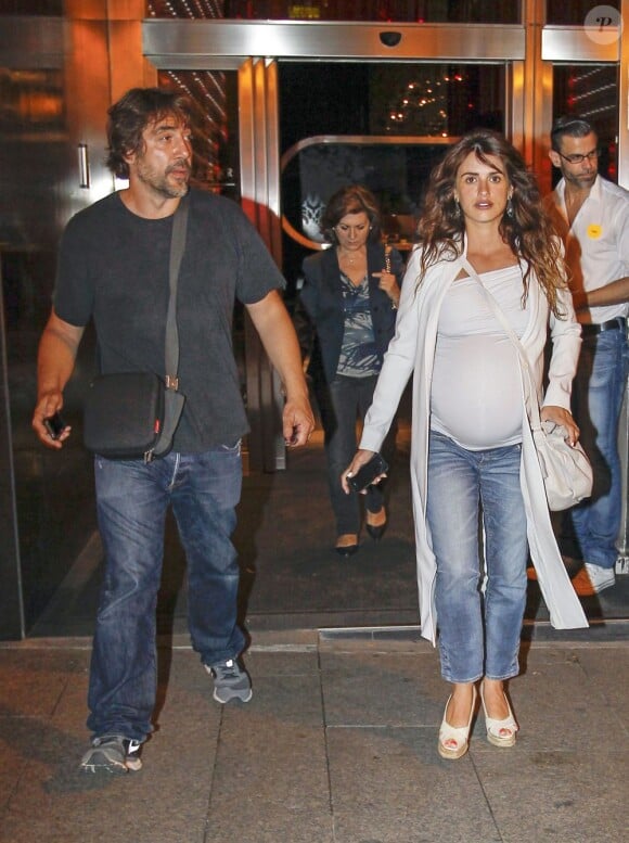 Penélope Cruz, peu avant son accouchement, et Javier Bardem allant dîner en famille au restaurant à Madrid le 20 juillet 2013