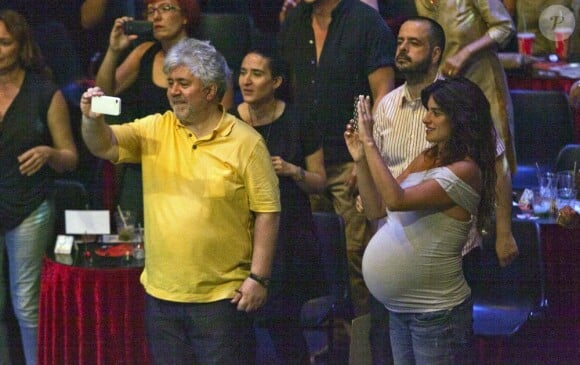 Pedro Almodovar et son amie Penelope Cruz, enceinte de son deuxième enfant, à Madrid au Price Circus Theaterle 20 juillet 2013