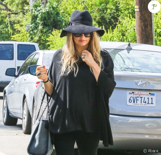 Fergie, enceinte et son mari Josh Duhamel se rendent dans leur nouvelle maison de Los Angeles, le 22 juillet 2013.