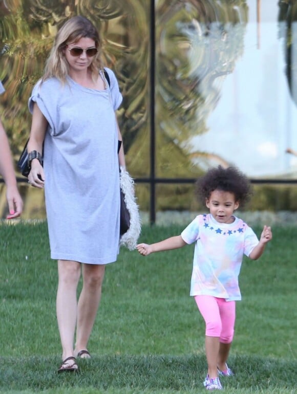 Exclusif - Ellen Pompeo et sa fille Stella dans les rues de West Hollywood, le 23 juillet 2013.