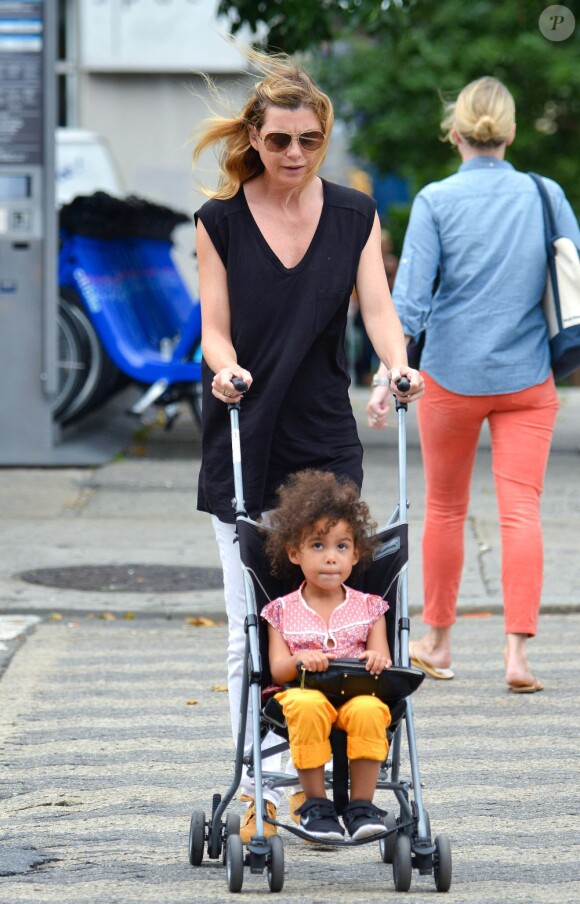Ellen Pompeo se promène avec sa fille Stella à New York, le 12 juillet 2013.