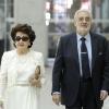 Placido Domingo reçoit les insignes de la ville de Madrid par la maire Ana Botella le 24 juillet 2013, sous les yeux de sa femme Marta.
