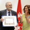 Le ténor espagnol Placido Domingo reçoit les insignes de la ville de Madrid par la maire Ana Botella le 24 juillet 2013, sous les yeux de sa femme Marta.