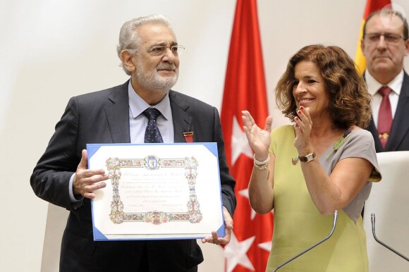 Le ténor espagnol Placido Domingo reçoit les insignes de la ville de Madrid par la maire Ana Botella le 24 juillet 2013, sous les yeux de sa femme Marta.