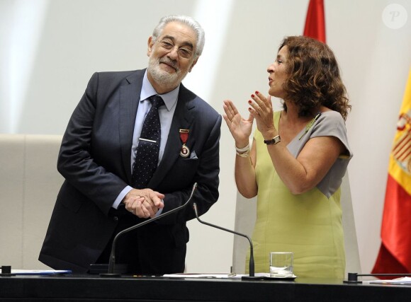Placido Domingo reçoit les insignes de la ville de Madrid par la maire Ana Botella le 24 juillet 2013.