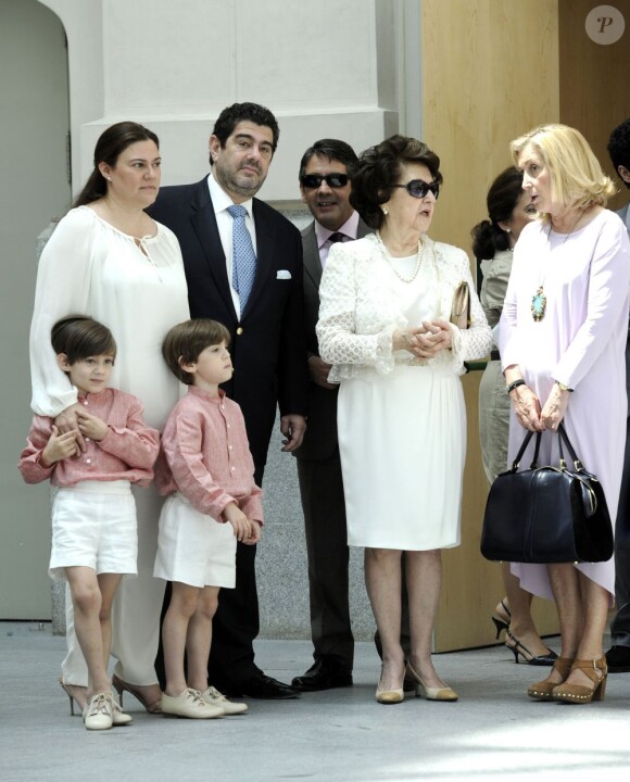 Placido Domingo reçoit les insignes de la ville de Madrid par la maire Ana Botella le 24 juillet 2013, sous les yeux de sa femme Marta et d'une partie de sa famille.