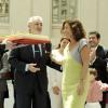 Placido Domingo reçoit les insignes de la ville de Madrid par la maire Ana Botella le 24 juillet 2013, sous les yeux de sa femme Marta.