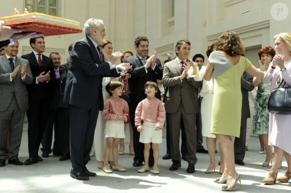 Placido Domingo reçoit les insignes de la ville de Madrid par la maire Ana Botella le 24 juillet 2013, sous les yeux de son épouse Marta.
