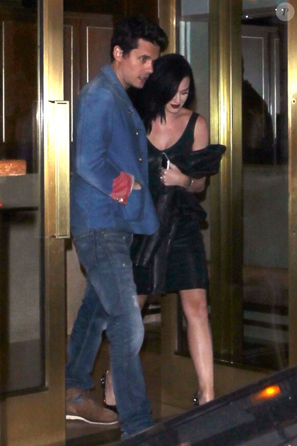 Katy Perry et John Mayer à la sortie du restaurant Tower Bar & Terrace, localisé au sein du Sunset Tower Hotel, à Los Angeles, le 24 juillet 2013.