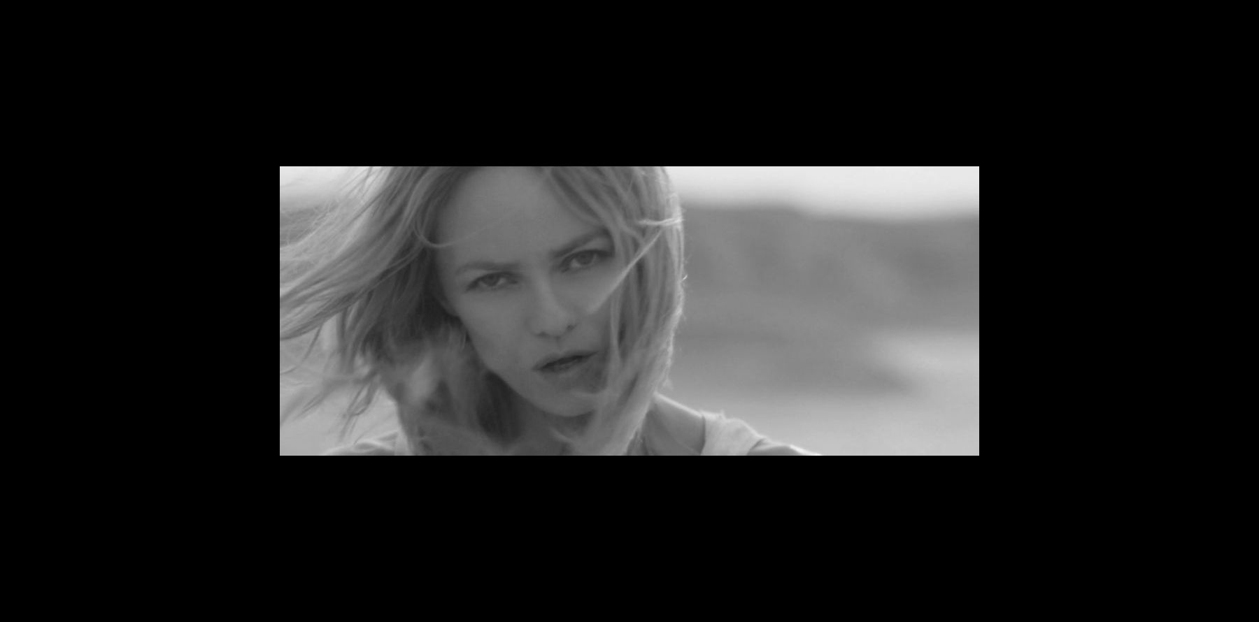 Vanessa Paradis: Envoûtante et légère dans le clip Les espaces et les