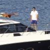 Rafael Nadal joue les plongeurs de l'extrème devant ses amis et sa famille sur son bateau ancré au large de Majorque, le 24 juillet 2013