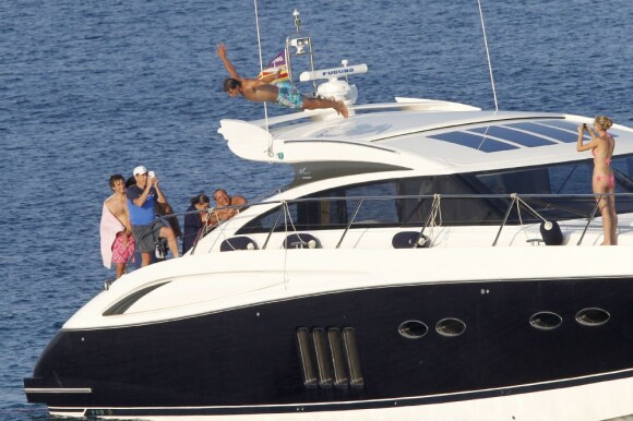 Rafael Nadal joue les plongeurs de l'extrème devant ses amis et sa famille sur son bateau ancré au large de Majorque, le 24 juillet 2013