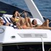 Elisabetta Gregoraci et des amies en pleine séance bronzage sur un bateau à Porto Cervo. Le 24 juillet 2013.